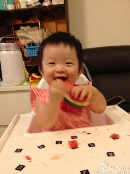 吃娱乐瓜的女孩