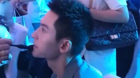 吃娱乐瓜的女孩